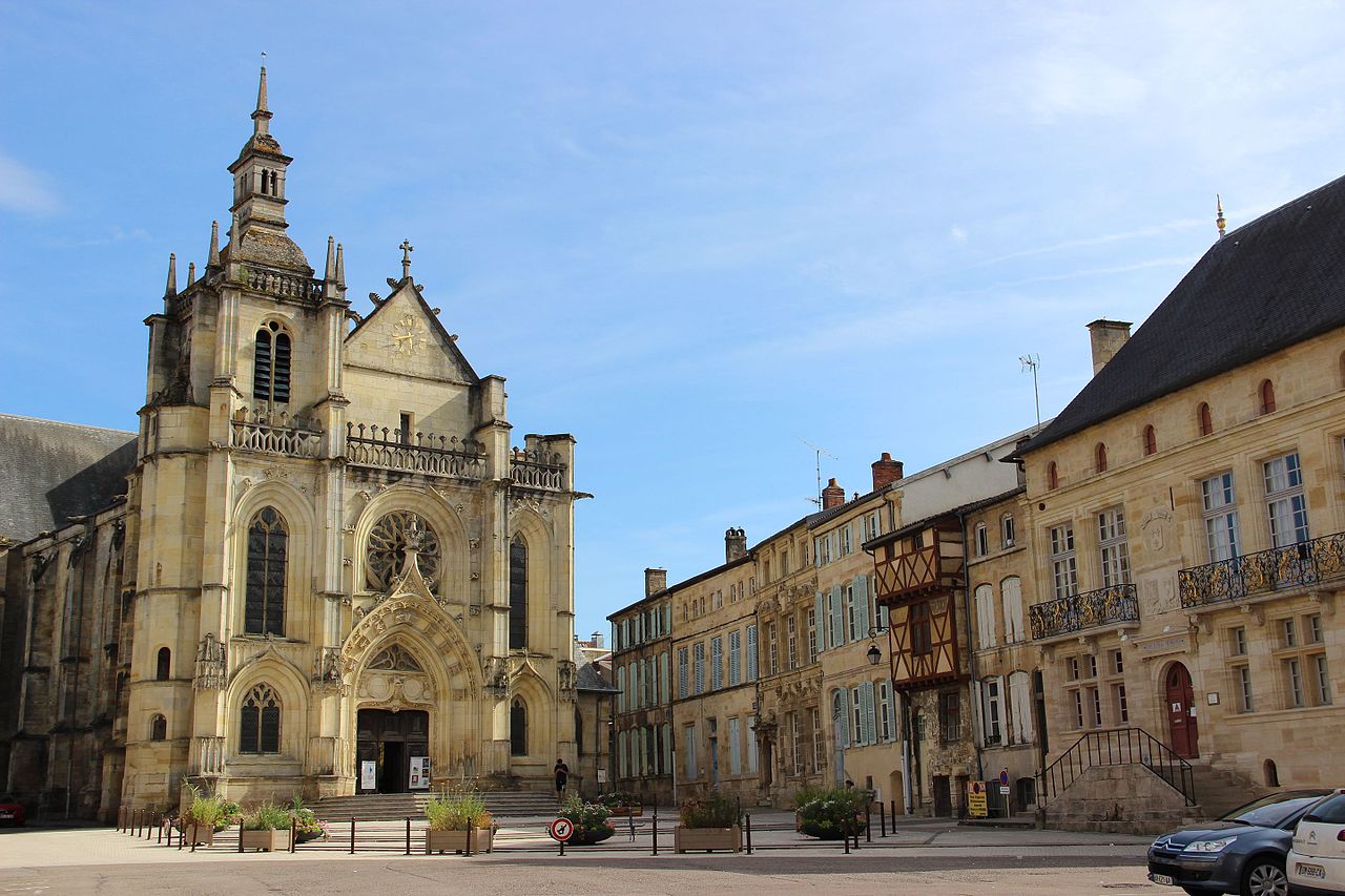 L'église Saint-Étienne et, à droite, le palais de Justice, sur la place Saint-Pierre.